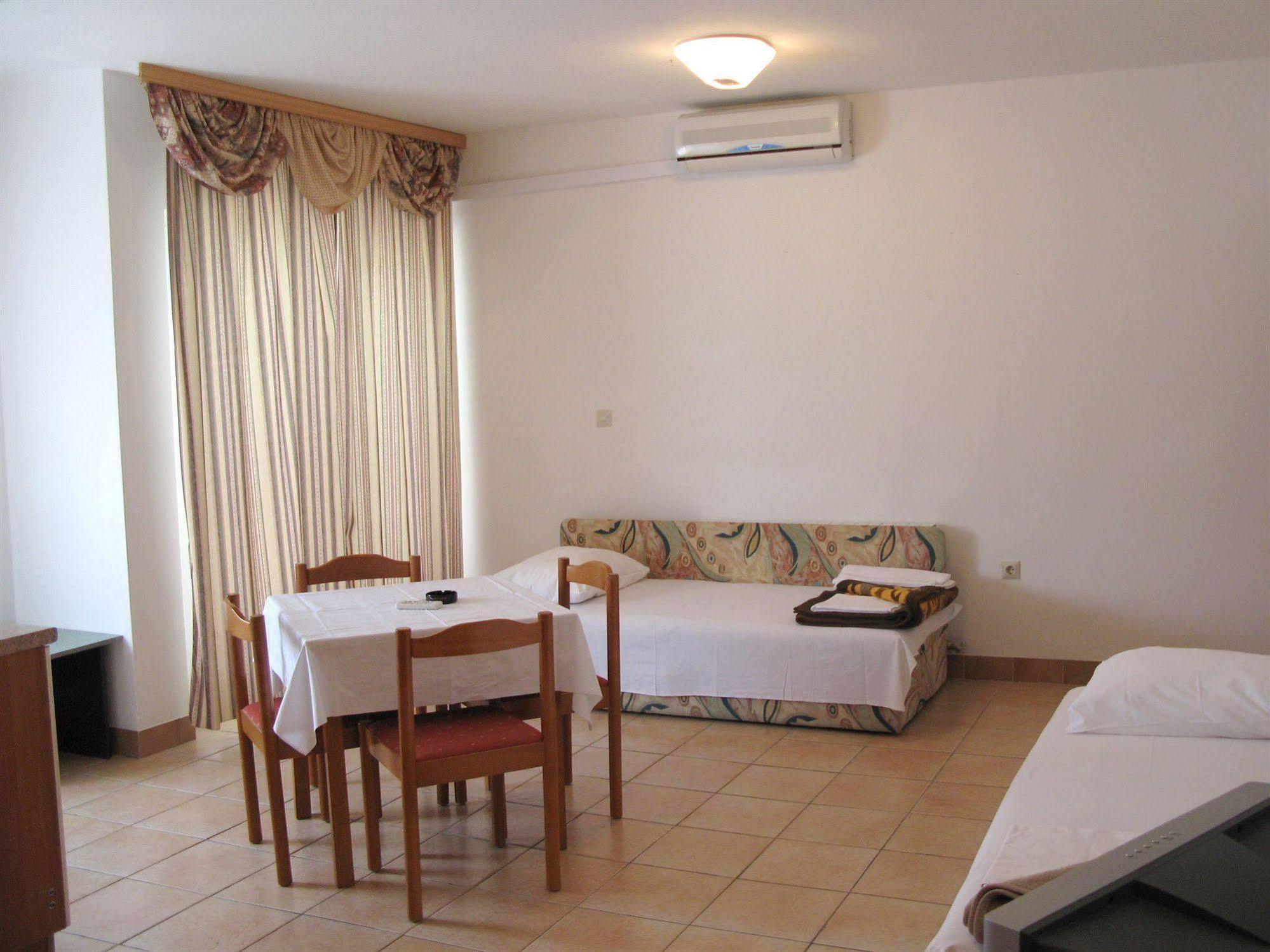 Hotel Vila 4M Razanac Luaran gambar